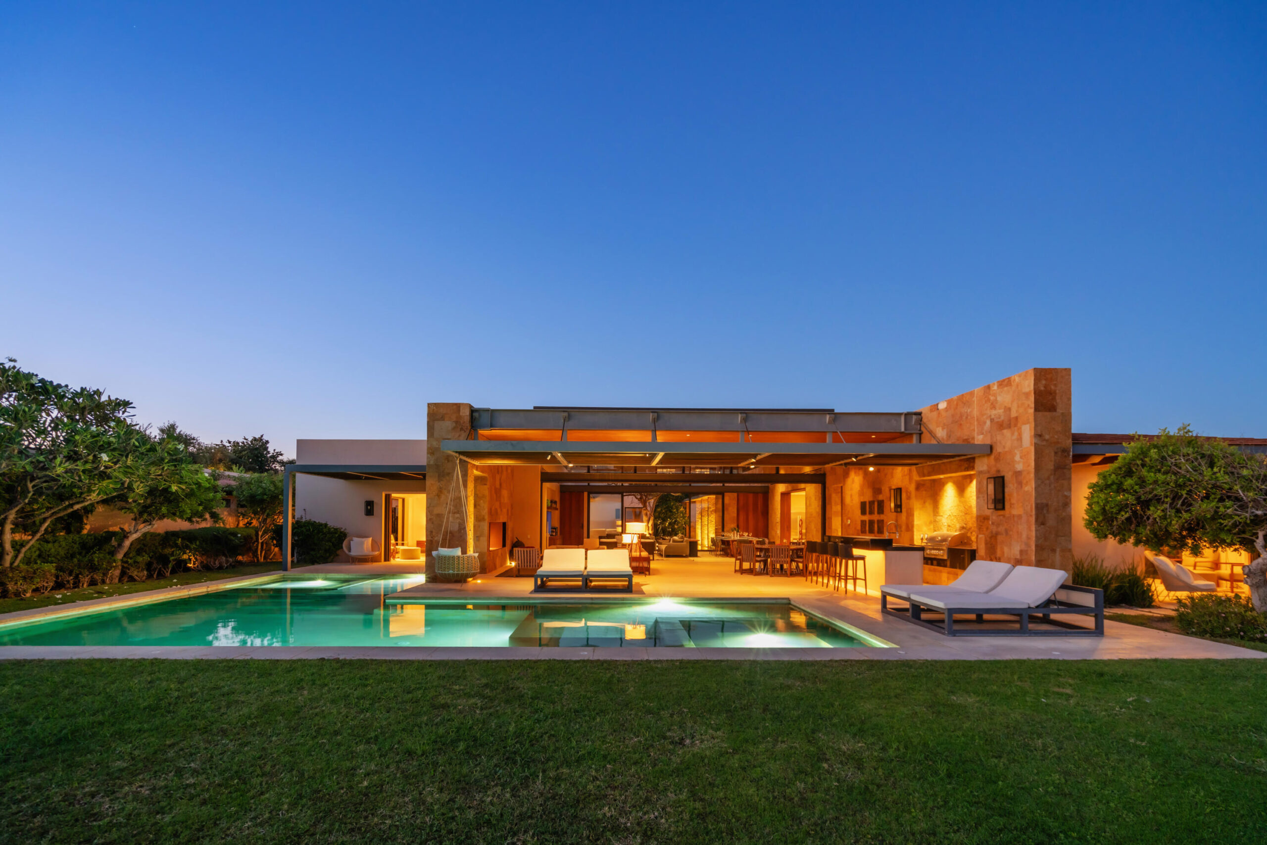 Cabo Luxury El Altillo To be completed in April 2026 Altillo 56 is set within the highly secure and exclusive El Altillo , Puerto Los Cabos community, this striking contemporary estate offers an exceptional lifestyle at the intersection of privacy, architecture, and natural beauty. Positioned to capture sweeping golf course for sale